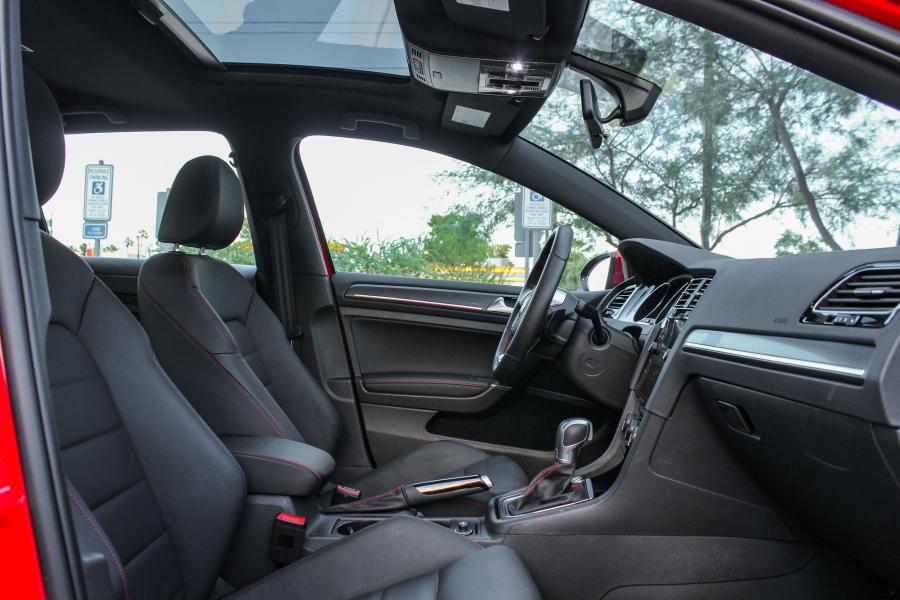 Интерьер Volkswagen Golf GTI 5-Door (Typ 5G) 2017 года  (NA) (фото 38 из 41)